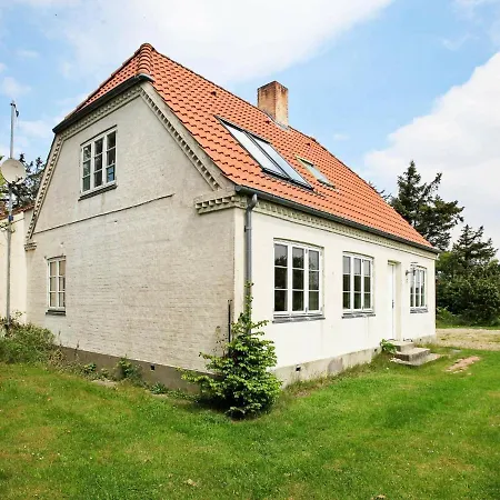 Three-bedroom Holiday In 19 *