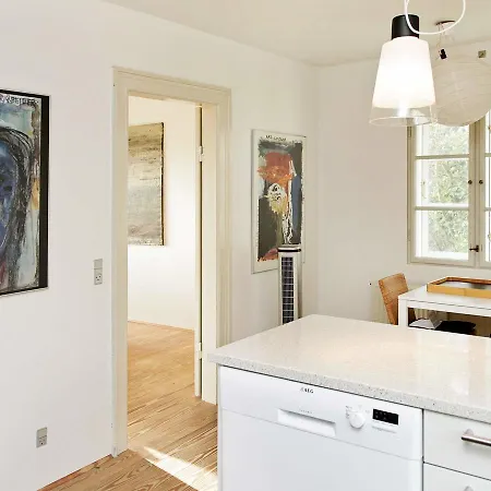 Three-bedroom Holiday In 19